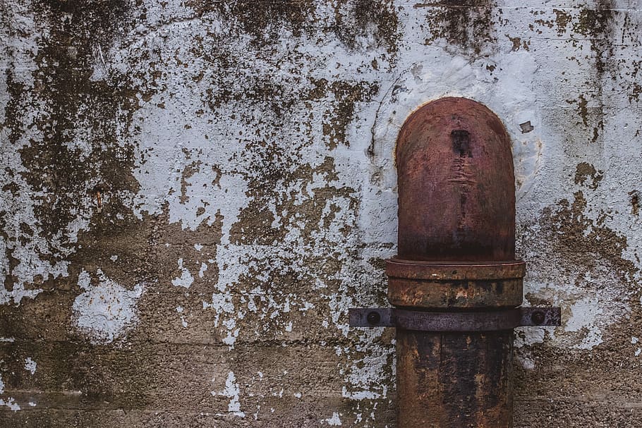 brown metal pipe, photo of rusty water pipe attached on wall HD wallpaper