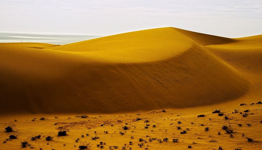 photo of brown desert, sand dunes, mui ne, phan thiet, vietnam HD wallpaper
