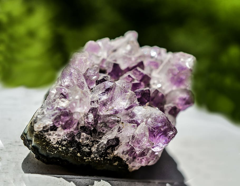 closeup photography of purple geode stone, amethyst, crystal, HD wallpaper
