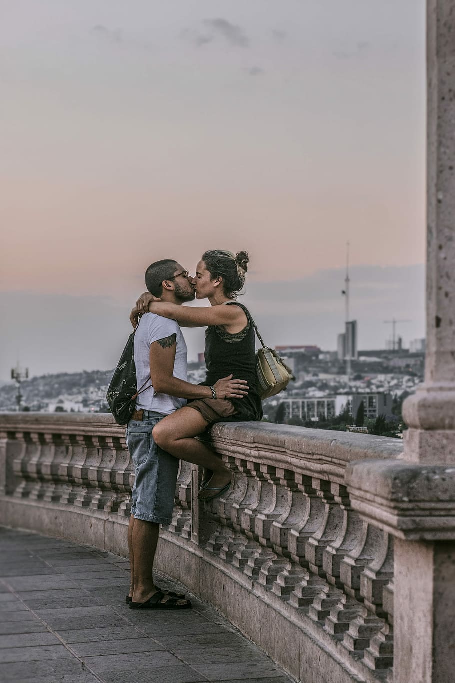 man and woman kissing during daytime, viewpoint, couple, sunset HD wallpaper