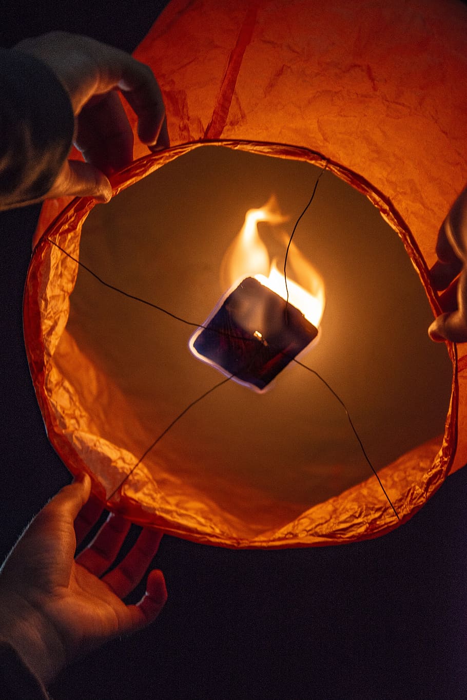 fire, red, hands, balloon, hot, sky, floating, dom, bright HD wallpaper