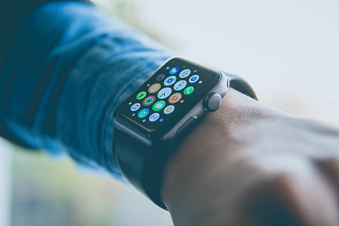 person wearing space gray aluminum case Apple Watch, person using space gray aluminum case Apple Watch with black Sport Band HD wallpaper