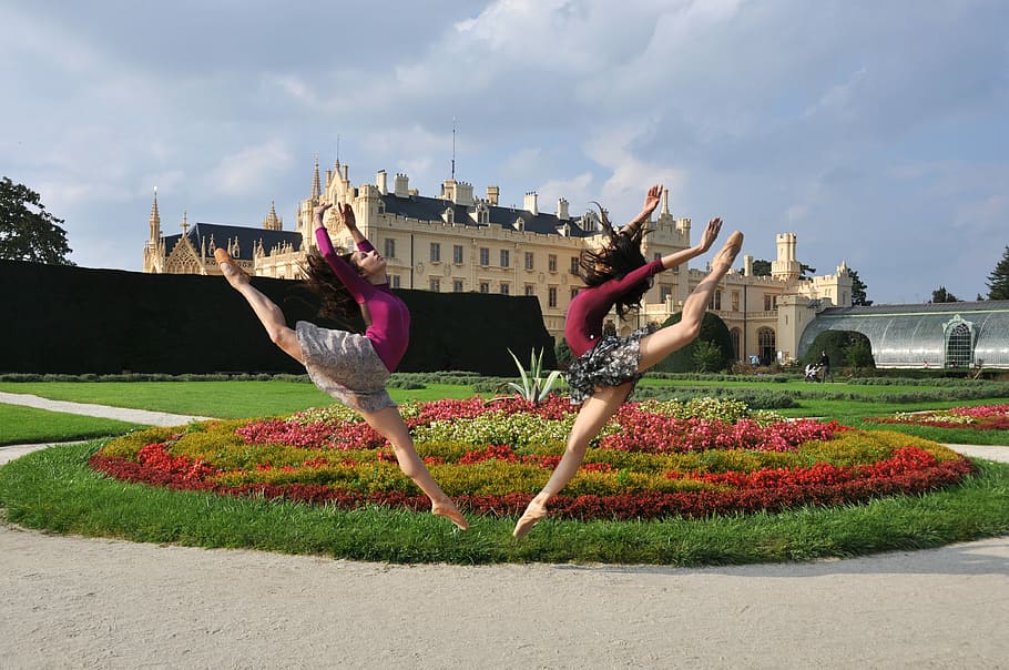 Jump, Ballerina, Lednice, grass, outdoors, day, performance, HD wallpaper