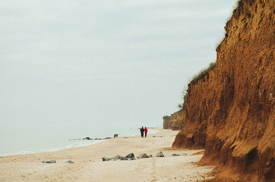 two people walking on shoreline, cliff, beach, sky, couple HD wallpaper
