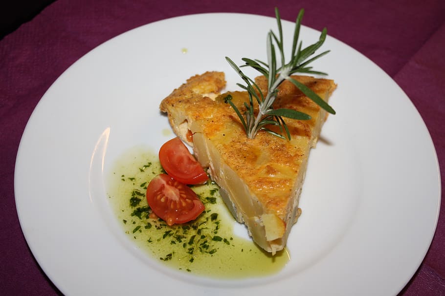 apple pie on white ceramic plate, tapas, tapas evening, spanish HD wallpaper