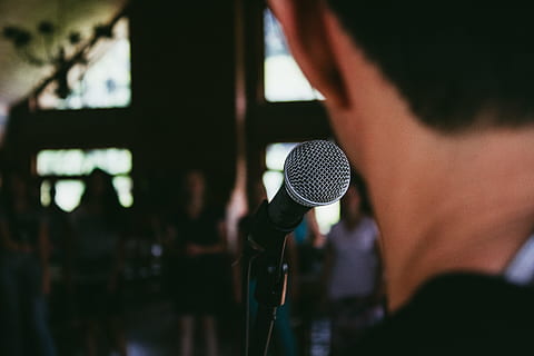 man standing in front of microphone, man near microphone, person HD wallpaper