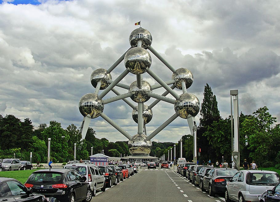 cars traveling on gray road during daytime, atomium, heysel park, HD wallpaper
