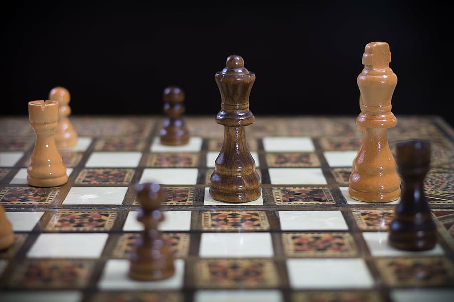 shallow focus photography of Queen chess piece on chess board, HD wallpaper