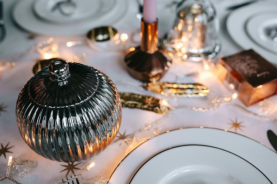 Christmas table decorations, table set, pink, holiday, glamour HD wallpaper