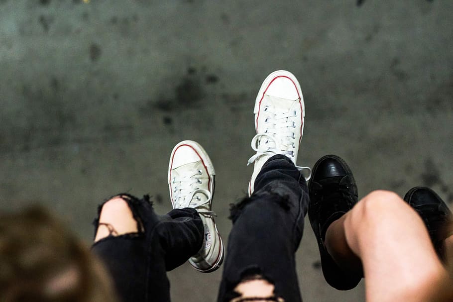 person wearing white shoes, person wearing white low-top sneakers HD wallpaper