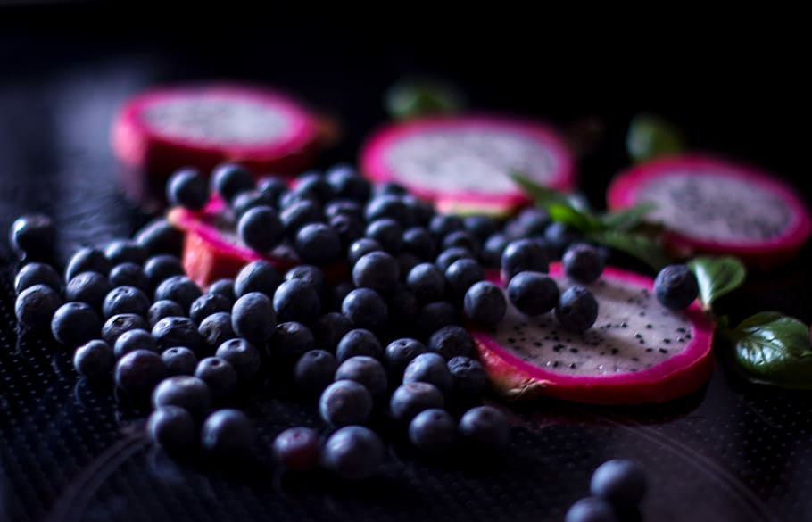 Bluberries and dragon fruit, berry, blueberries, blueberry, close up, HD wallpaper