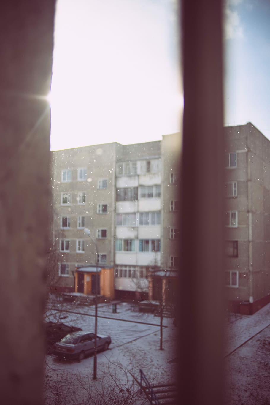 photography of brown concrete building at daytime, car park beside pole HD wallpaper