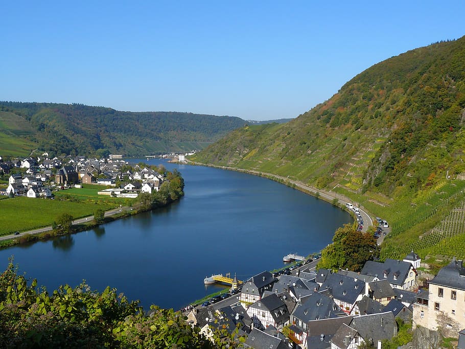 aerial photography of houses near body of water during daytime HD wallpaper
