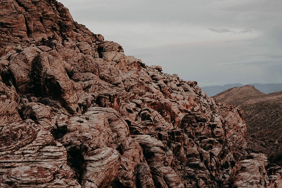 rock formation mountain under gray sky during daytime, brown rock formation under white sky HD wallpaper
