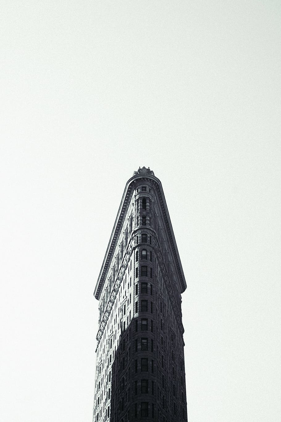 grayscale photo of concrete building, architecture, infrastructure HD wallpaper