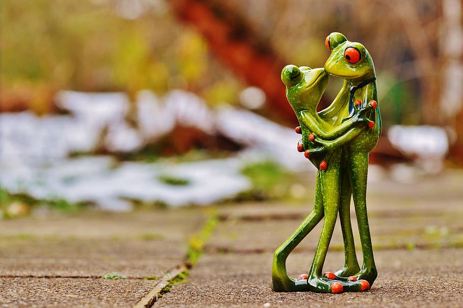 two green frog ceramic figures, valentine's day, love, frogs, HD wallpaper