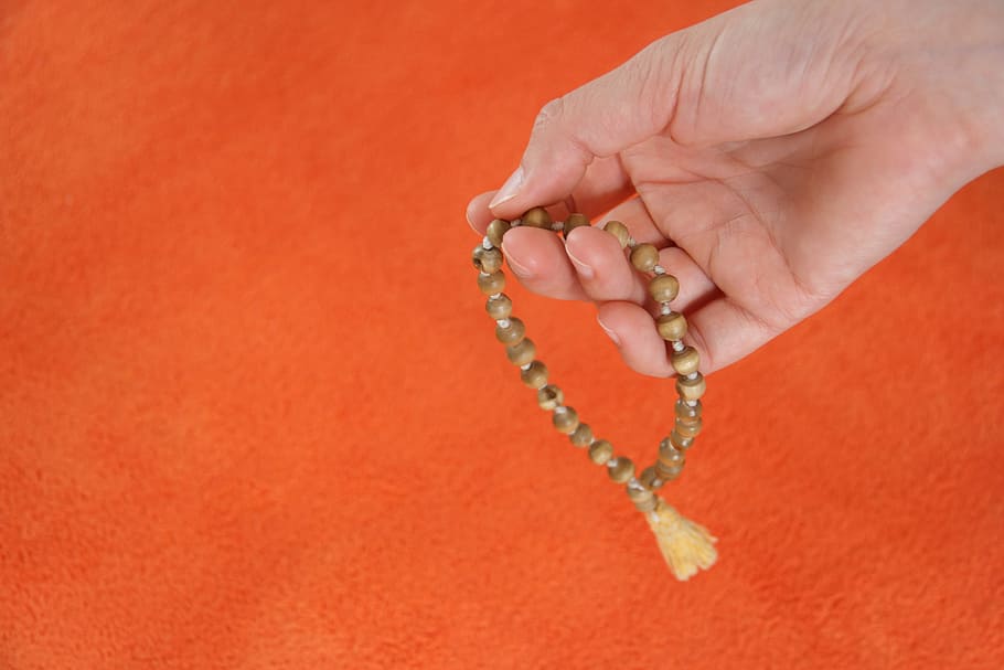 person holding beaded brown prayer beads, Japa, Mala, Hope, Faith, HD wallpaper