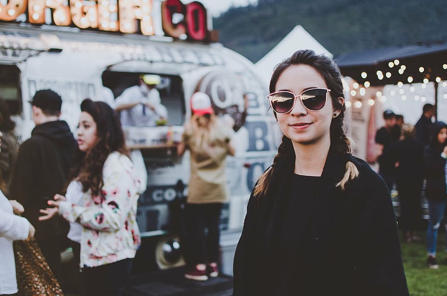 woman in black shirt wearing sunglasses standing near food cart HD wallpaper