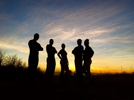 eventide, sky, horizon, sunset, against light, friends, silhouette HD wallpaper