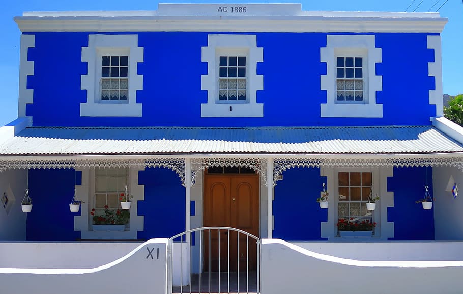 white and blue painted 2-storey house, white and blue concrete 2-storey house HD wallpaper