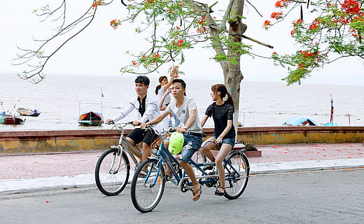 One girl shop one bike