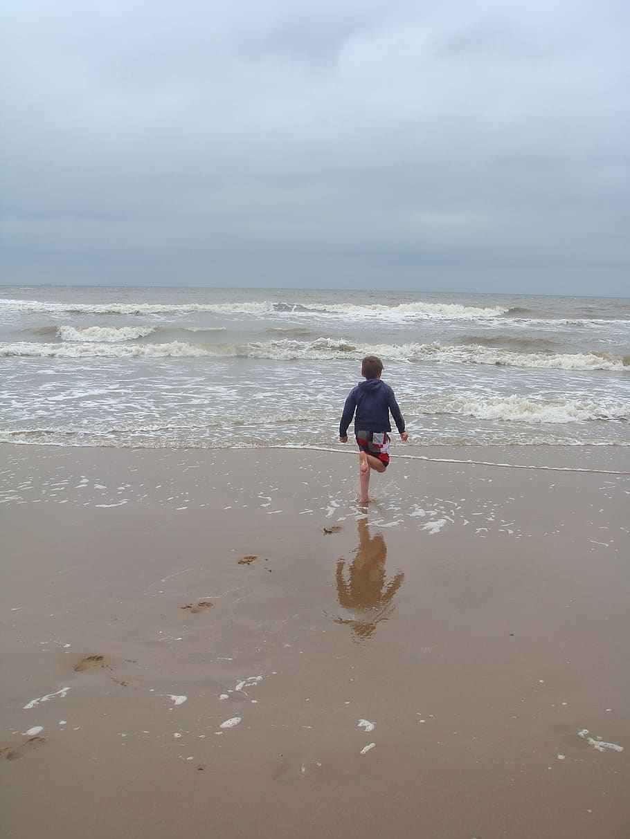 child, sea, waves, beach, clouds, reflection, water, land, horizon over water HD wallpaper