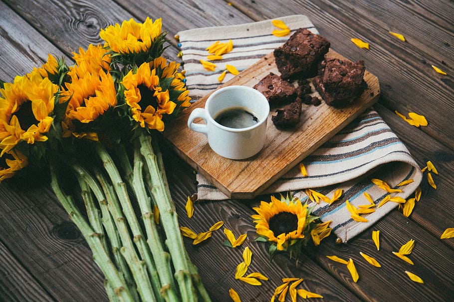 Flowers, coffee and cake, food/Drink, wood - Material, cup, table, HD wallpaper