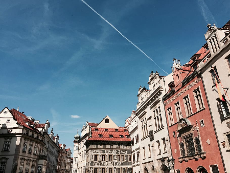 white and red concrete buildings under blue skies, white and brown concrete buildings at daytime HD wallpaper