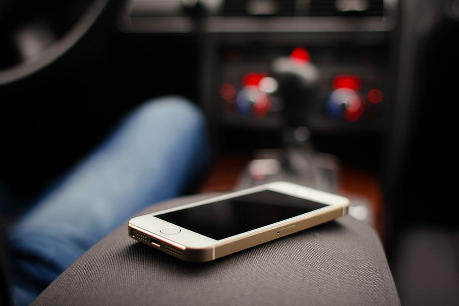 iPhone 5S Gold in Car, cars, driver, interior, mobile, technology, HD wallpaper