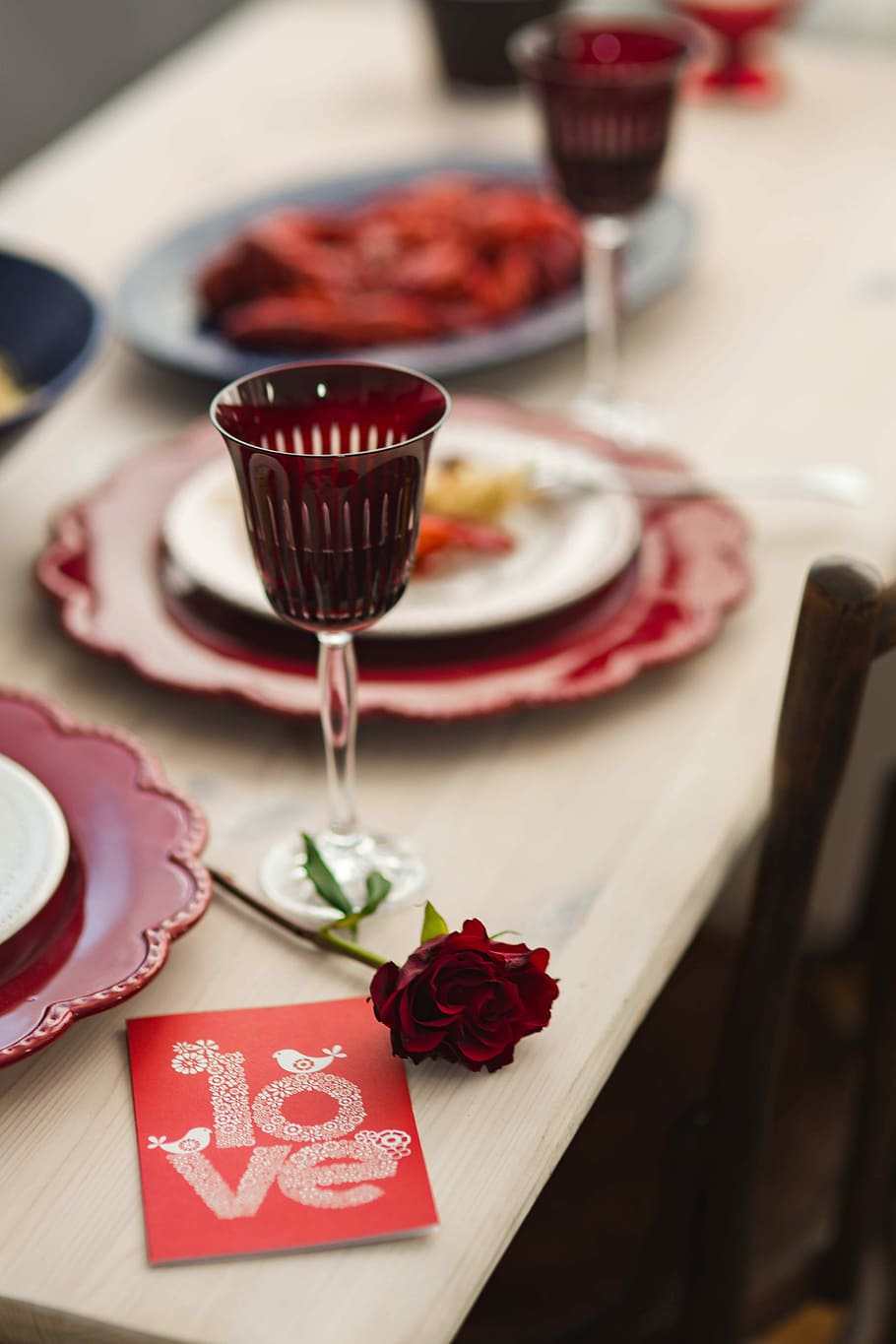 Fancy dinner with seafood pasta, crayfish and red wine by the table decorated with roses, HD wallpaper