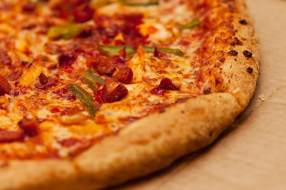 closeup of bacon and cheese pizza, crust, delicious, dinner HD wallpaper
