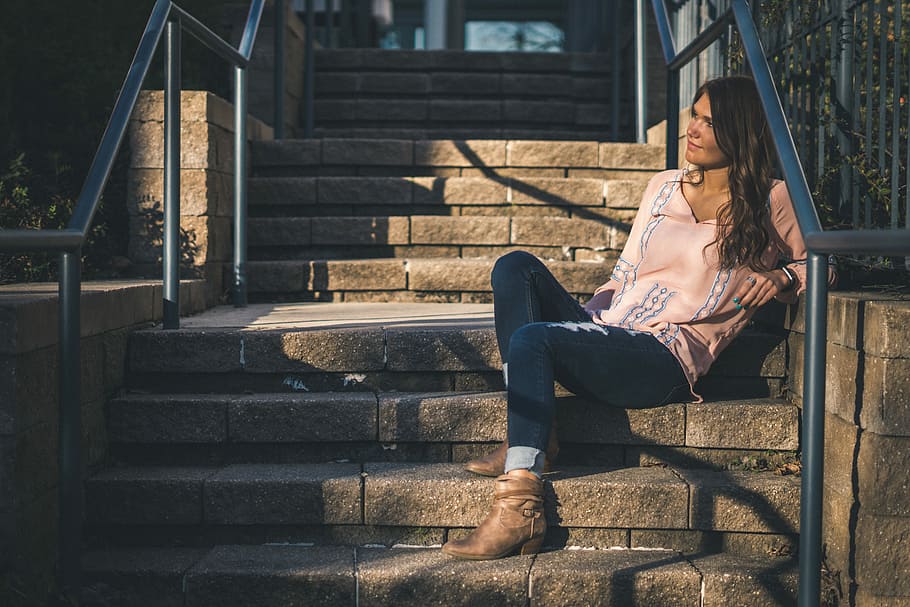 woman sitting on stairs outdoor, woman sitting on concrete stairs HD wallpaper