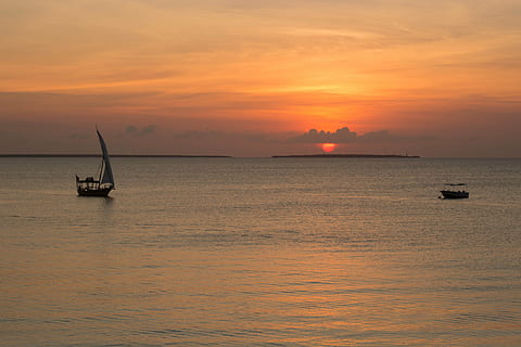 sailing boat on body of water during sunset, background, beach HD wallpaper