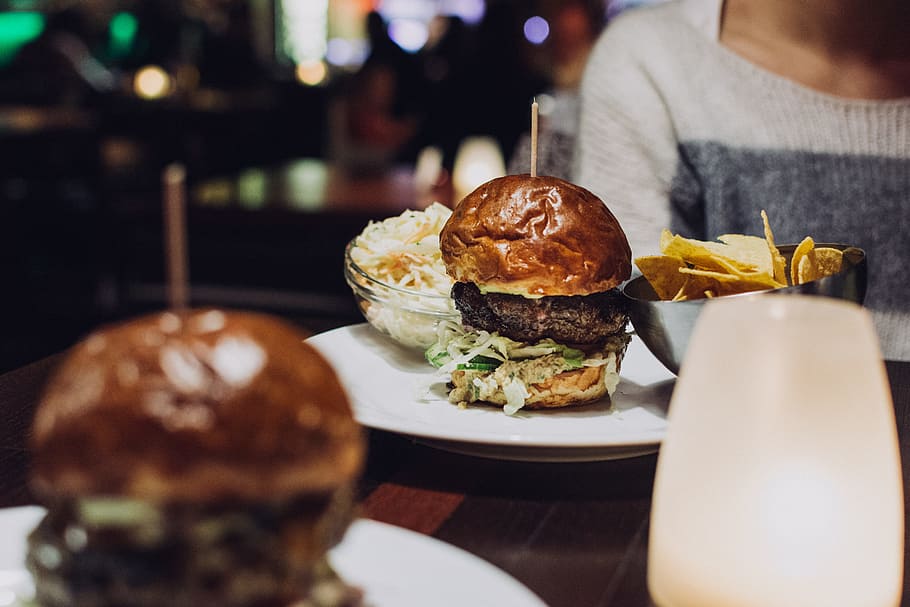 selective focus photo of burger, Beef Burger in a Restaurant HD wallpaper