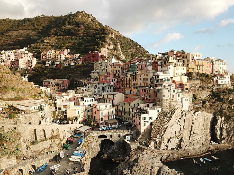 Cinque Terre, Italy, assorted-color houses near body of water HD wallpaper