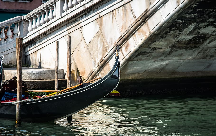 black canoe next to bridge, venice gondola, rialto bridge, water, HD wallpaper
