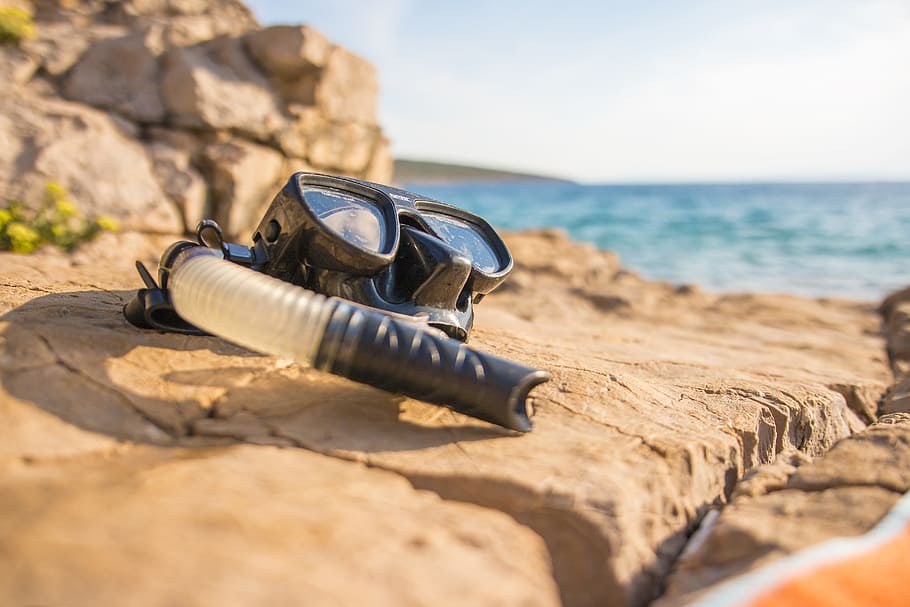 black goggles near body of water during daytime, beach, diving HD wallpaper