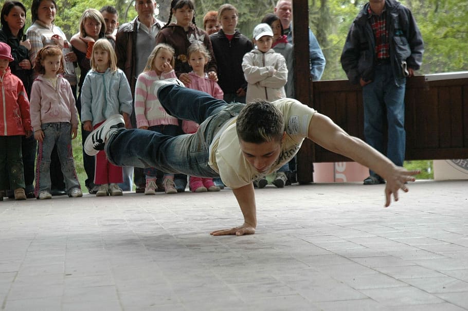 man doing hand spin, breakdancing, dance, dynamic, rotate, young HD wallpaper