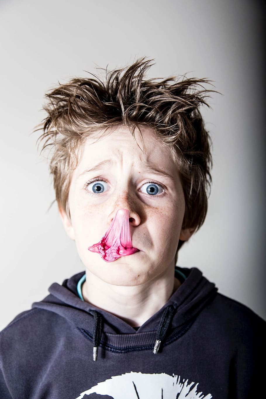 Chewing Gum, Ouch, Sugar, boy, portrait, looking at camera HD wallpaper