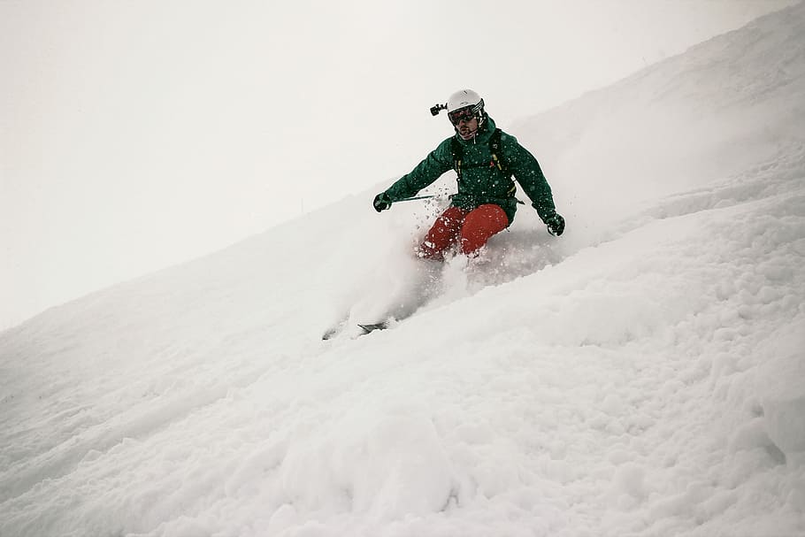 man playing snowboard, man doing snow ski on a mountain, slope HD wallpaper