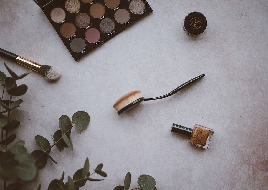 contour palette near oval brush, assorted cosmetics on desk, flatlay HD wallpaper