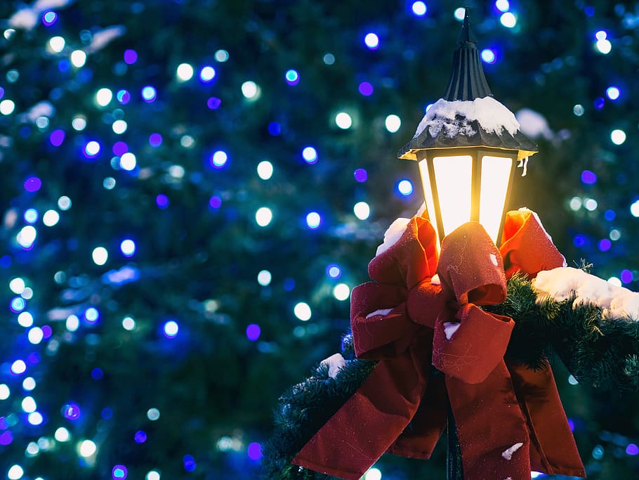 shallow focus photography of lamp post with red ribbon and green garland HD wallpaper