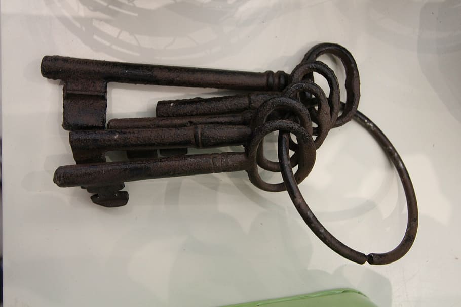 key, keychain, old, rusty, iron, rusted, no people, indoors HD wallpaper