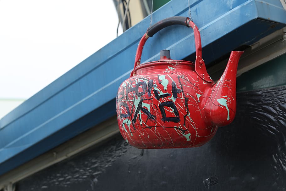 kettle, red, sake kettle, the old kettle, hanging, focus on foreground HD wallpaper