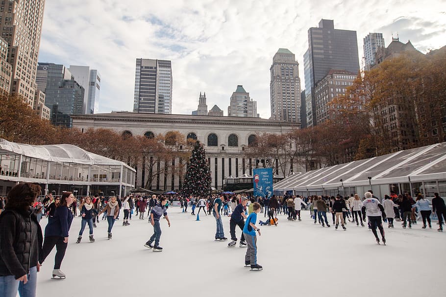 mob of people wearing inline skates on the grounds, New York, HD wallpaper