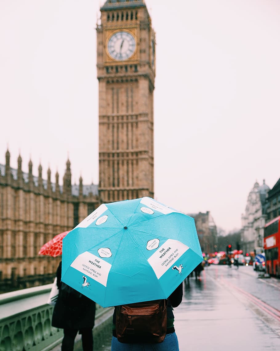 person taking photo on Big Ben, person with cyan umbrella near the Big Ben in London selective focal photo, HD wallpaper