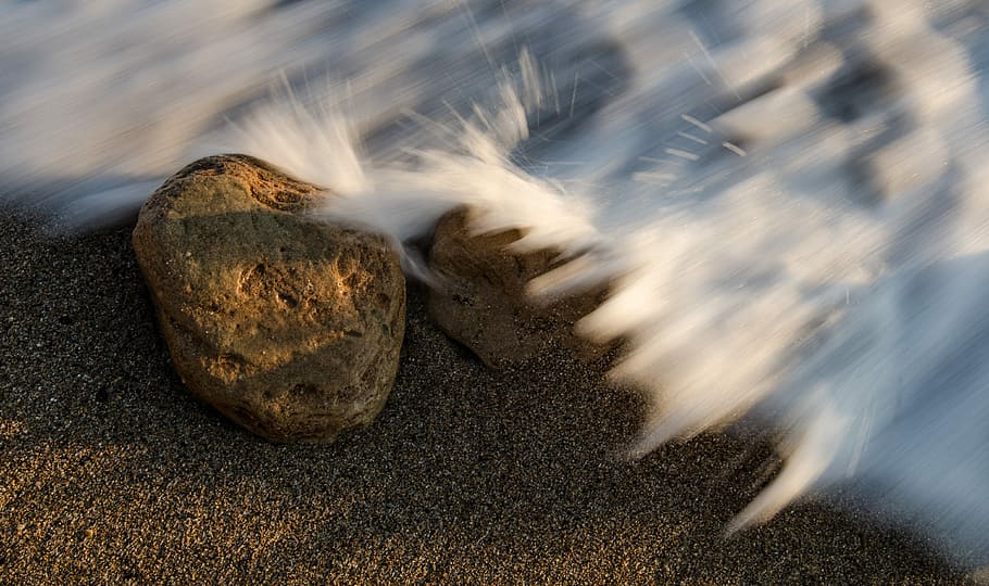 timelapse photo of sea water and brown stone, timelapse photography of wave smashing stone HD wallpaper