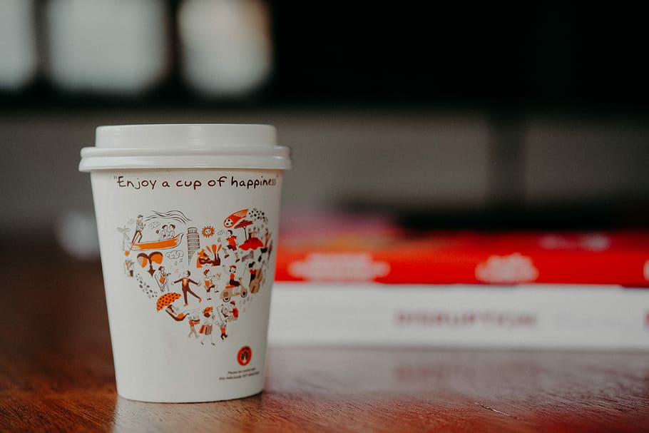 disposable cup shallow focus photography, white coffee paper cup with white plastic lid, HD wallpaper