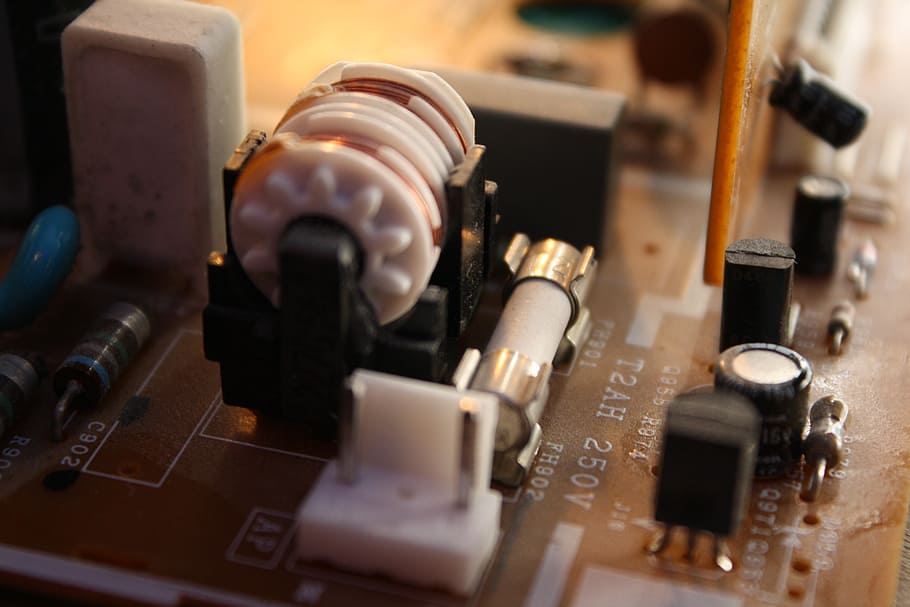 close-up photography of circuit board with fuse, hedging, coil HD wallpaper