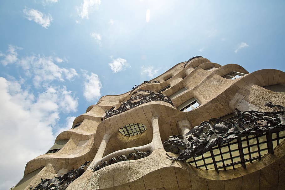 worms eye view photography of brown concrete structure, worm's-eye view of beige concrete building HD wallpaper